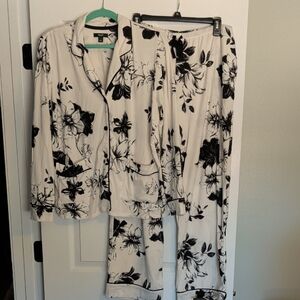 Simply Vera Vera Wang Black and White Floral Pajama Set